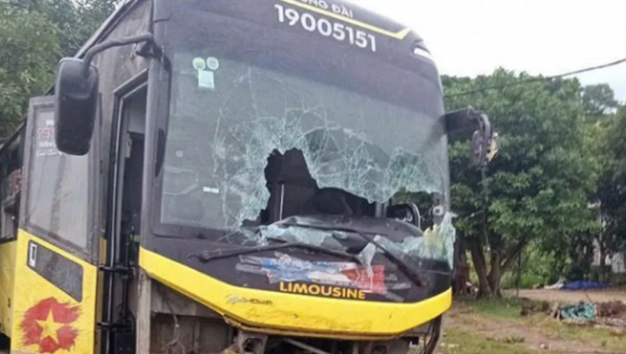  Vietnam/ Dhjetë të vdekur nga përmbysja e një autobusi, mes viktimave edhe dy fëmijë