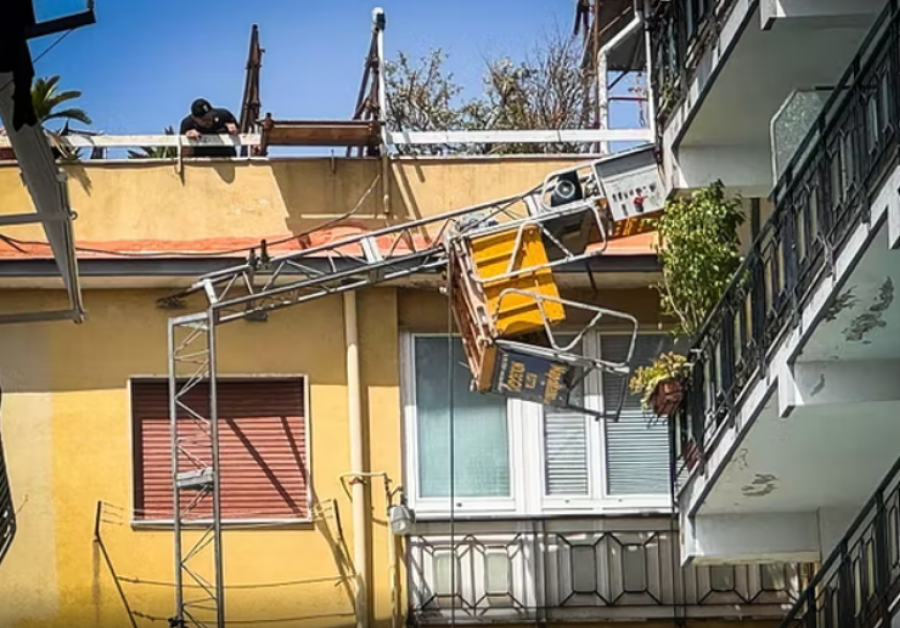 Itali/ Tre punëtorë humbin jetën pasi u rrëzuan nga skela e pallatit