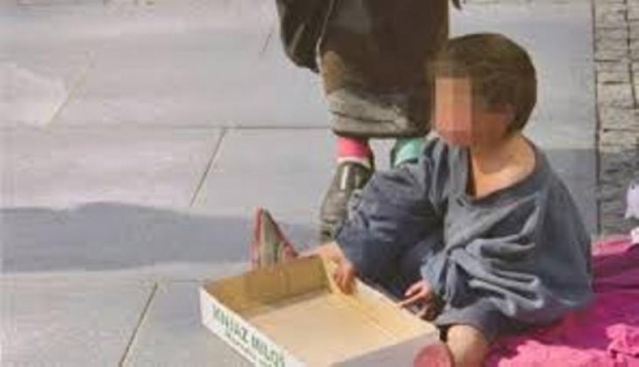Shfrytëzonin fëmijët për lypje në zonën e plazhit në Durrës, procedohen prindërit