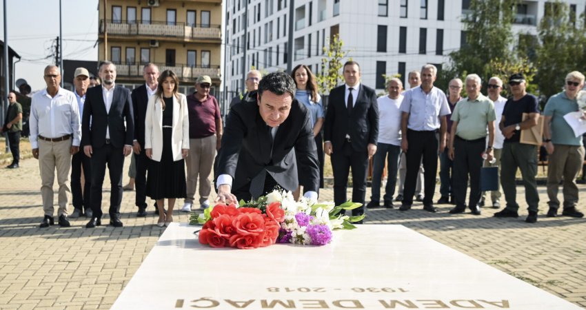 Kurti bën homazhe pranë varrit të veprimtarit Adem Demaçi në 7-vjetorin e vdekjes së tij
