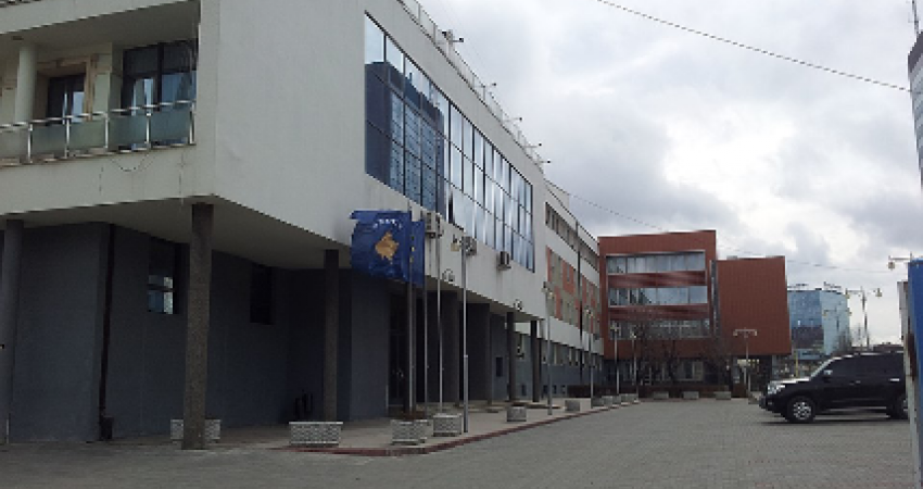 Kuvendi s’i lë mediat te hyrja, shkak temperaturat e larta