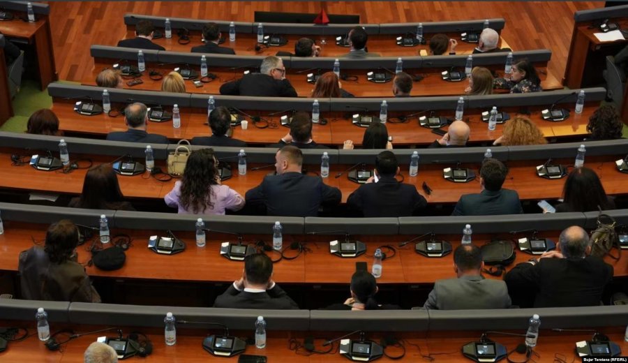 Për të dytën herë brenda ditës, Kuvendi po mblidhet për një përpjekje të fundit