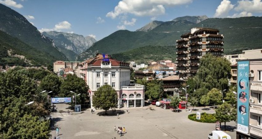 Pejanit i digjën pjesë veturash në vlerë 50 mijë euro