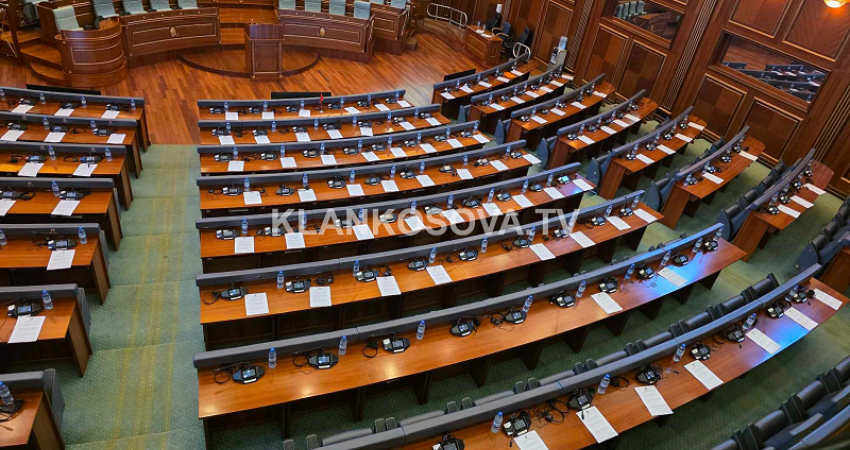 Muharremi: E papranueshme, derisa u kallte Kosova me mbi 100 zjarre, deputetët e mbanin vendin të bllokuar