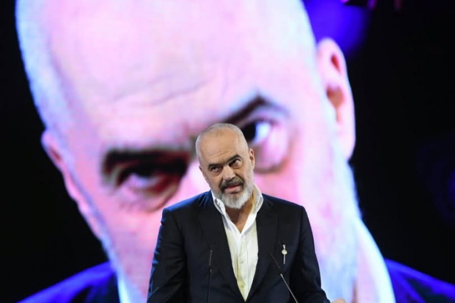 Pushteti që rritet duke ‘përpirë’ gjithçka rreth vetes