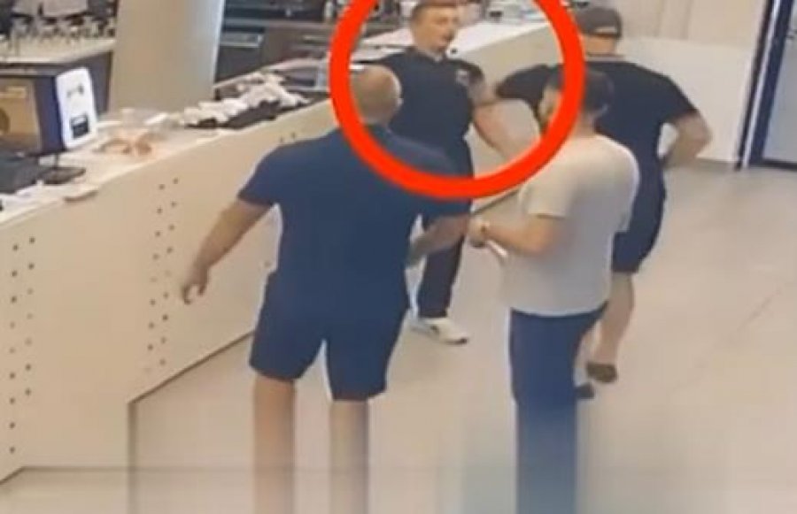 E rrahu ish-shefi i qarkullimit me një tjetër/ Flet kamarieri: Na ke sjellë një shishe ujë tepër…