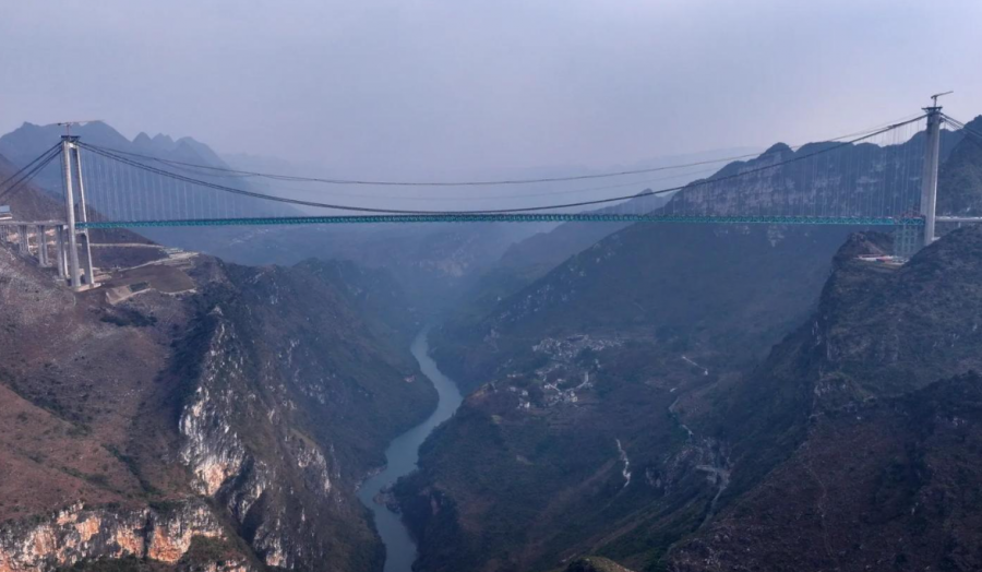 ‘Hidhuni nga një lartësi dy herë më e madhe se Kulla Eiffel’/ Kina inauguron urën më të lartë në planet