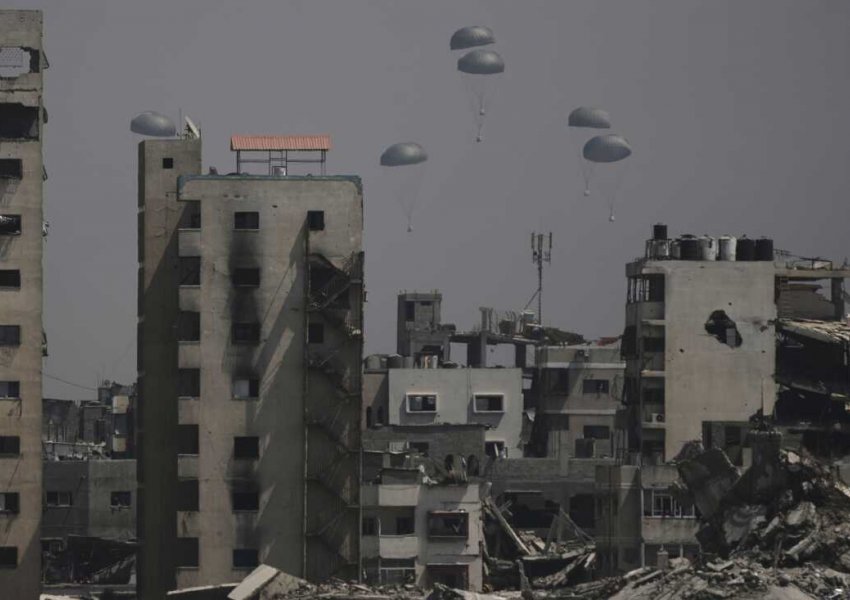 Pamjet dramatike nga Gaza/ Qindra palestinezë përpiqen të marrin ushqim ndërsa ndihmat humanitare hyjnë me vështirësi