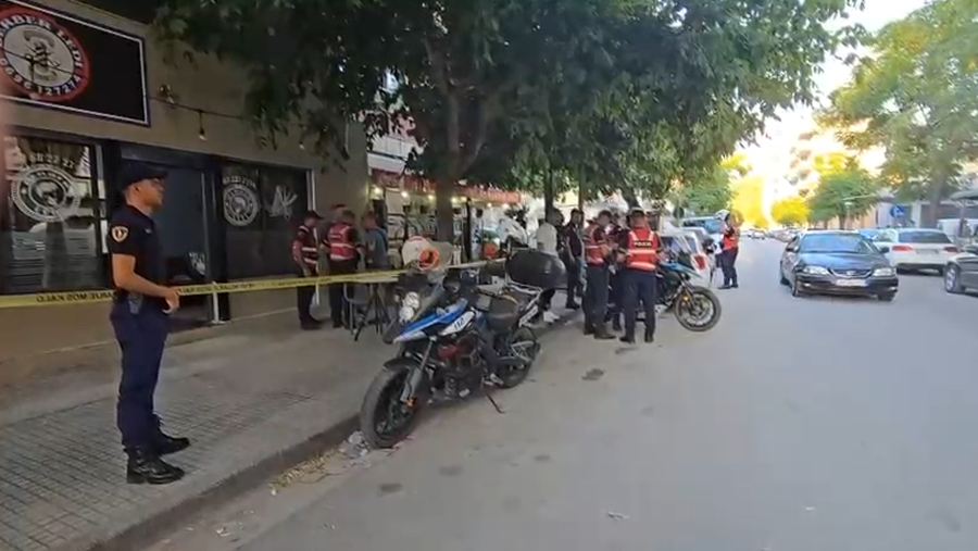 Qëllohet me thikë pranë zemrës i riu në Vlorë