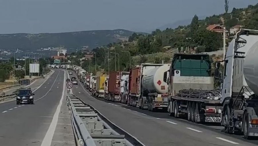 Radhë kilometrike kamionësh në aksin Bardhoc–Vermicë, bllokohen në hyrjen për Kosovë