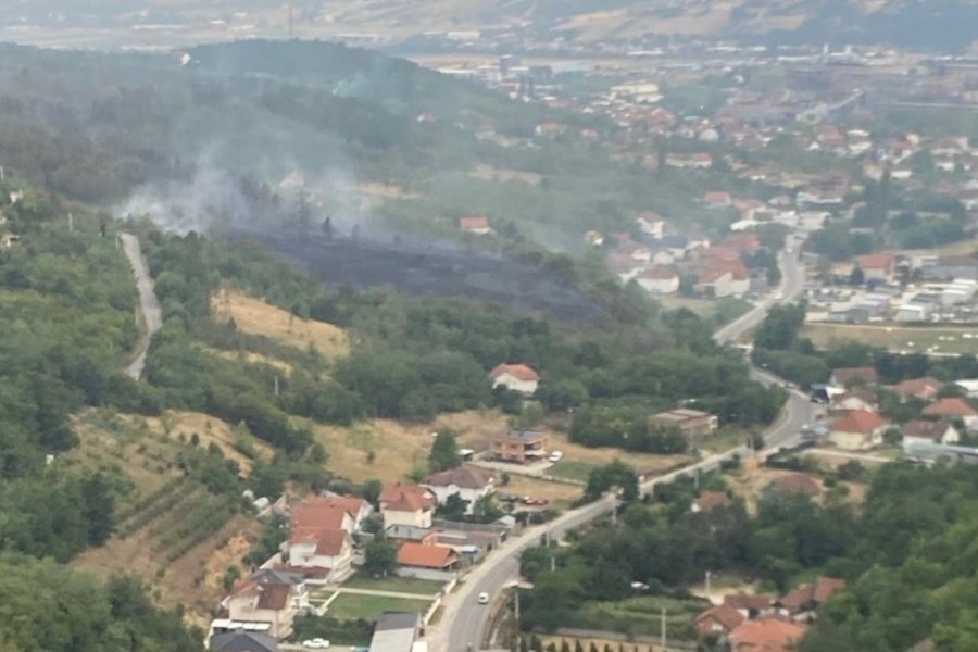 Zjarret kërcënonin banorët në Kosovë, ndërhyn KFOR me avionë nga ajri për shuarjen e vatrave