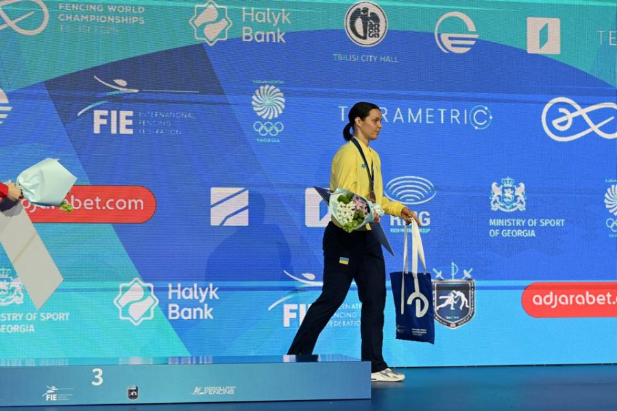Sportistja ukrainase refuzon podiumin me kolegen ruse në Botërorin e skermës