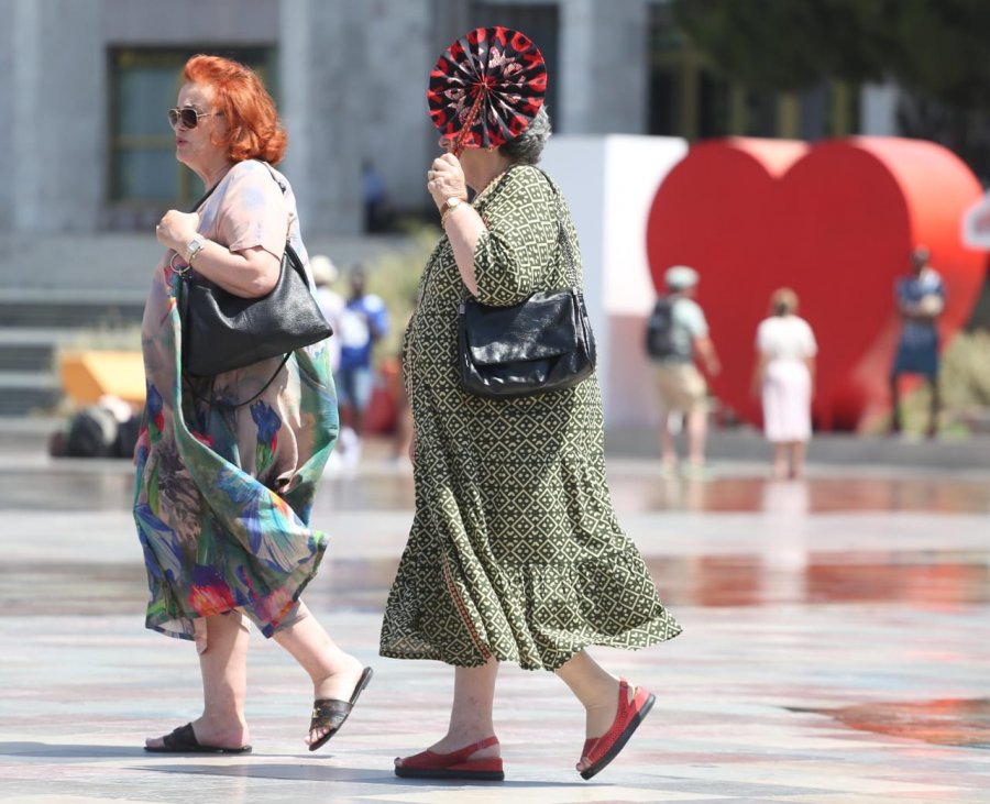 Ulen temperaturat, reshje lokale dhe shtrëngata në disa zona! Ja parashikimi i motit për sot  