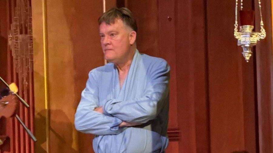 Koncerti kishtar ‘xhindos’ Peshkopin/ Me rroba gjumi del e përzë korin: Është zhurmë e tmerrshme, largohuni nga shtëpia ime