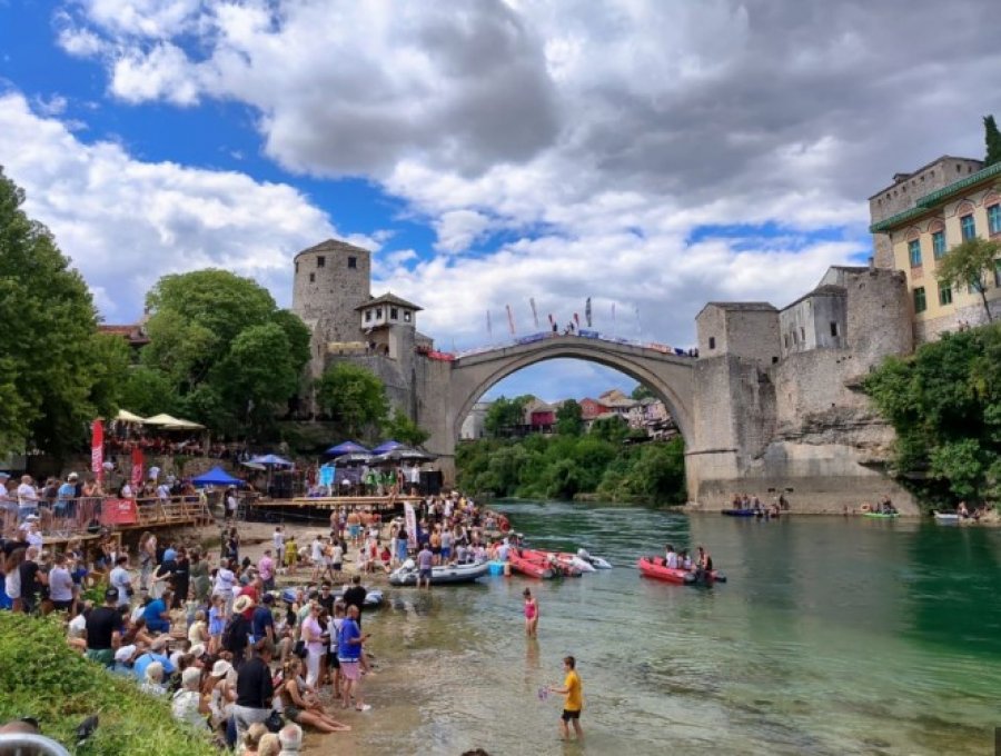 Spektakël në Mostar: Mijëra qytetarë ndjekin kërcimin tradicional nga Ura e Vjetër