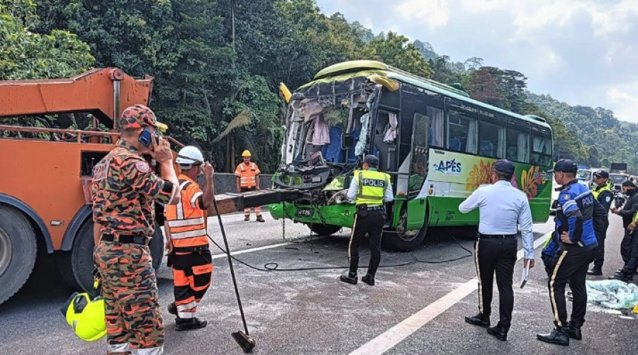 Bregu i Fildishtë / Të paktën 16 të vdekur pas përplasjes së një autobusi me kamionin