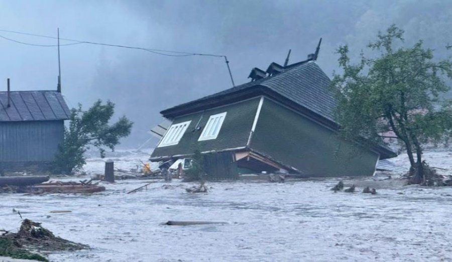 Përmbytje masive në Rumani, 3 viktima dhe qindra të evakuuar