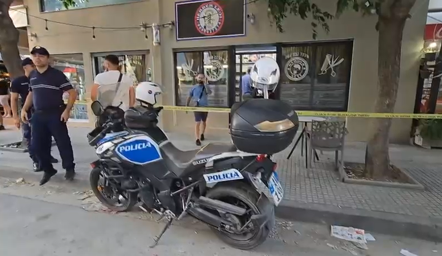 EMRI/ Plagosja me thikë pranë zemrës në Vlorë, pas sherrit për një qethje