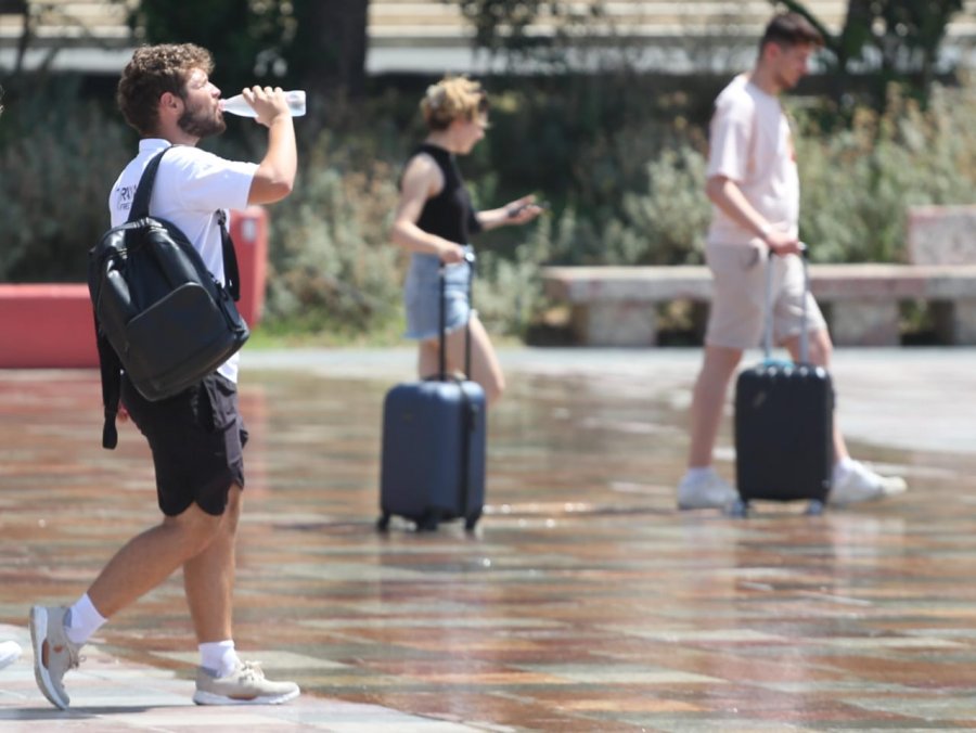 Keni një udhëtim të gjatë përpara? Ja disa truke se si ta bëni kohën të 'fluturojë'