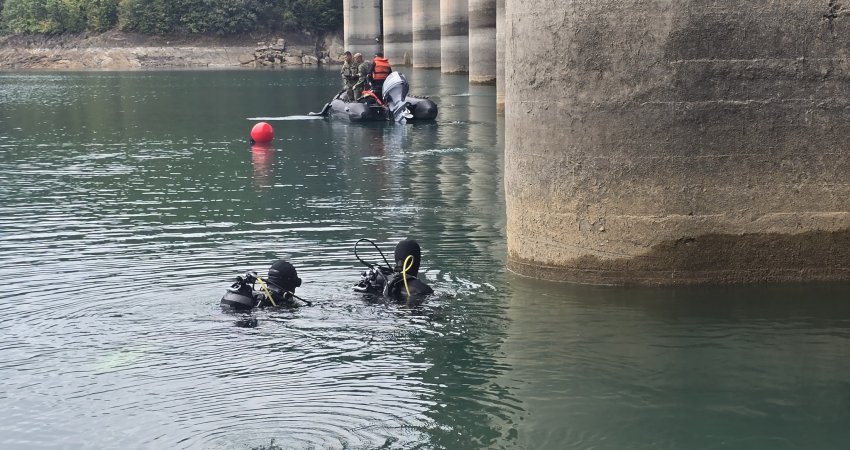 FSK ia dorëzon Policisë dhe Forenzikës trupin e mërgimtarit që u mbyt në Ujman, publikon foto nga operacioni i kërkimit