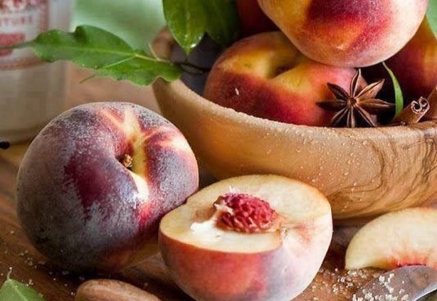 Pjeshka, mrekullia e ëmbël e gushtit që duhet ta shijosh çdo ditë për një shëndet të mirë