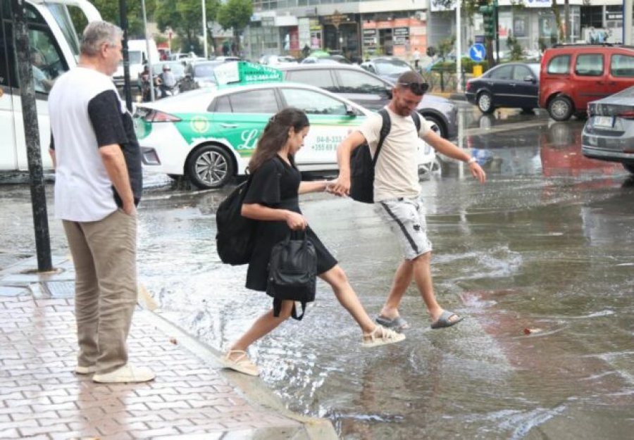 FOTO/ Shiu pastron Tiranën – Njerëzit me zor kapërcejnë rrugët e mbushura plot me ujë