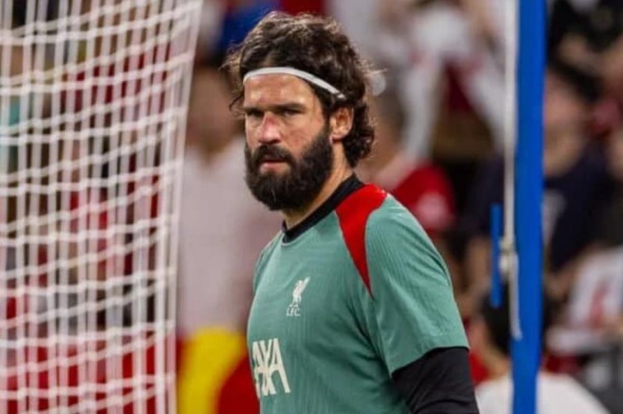 Liverpool, i goditur nga largimet, Alisson ikën nga grumbullimi në Japoni për arsye personale