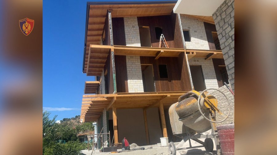 Ndërtoi pa leje një objekt trekatësh që do të funksiononte si hotel, arrestohet 30-vjeçari në Berat
