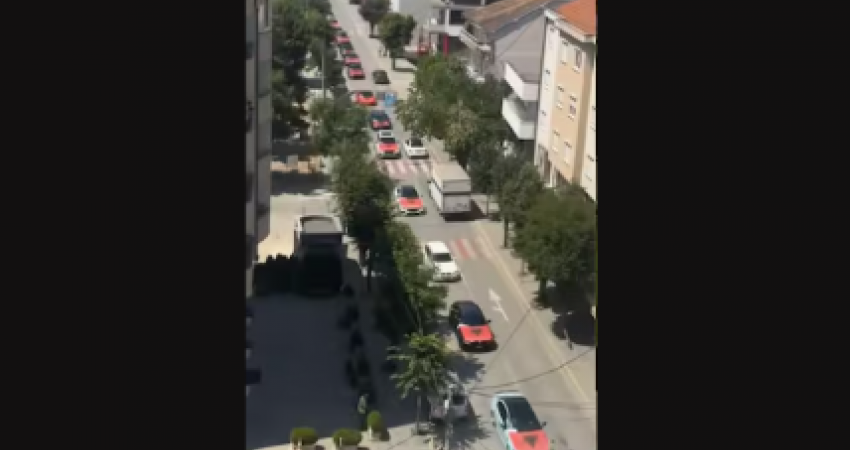 Të mbuluara me flamurin kuq e zi, “Blick” shkruan për kolonën e veturave luksoze me targa të Zvicrës në një dasmë në Kosovë