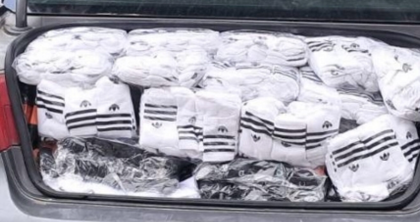 Policia e Kosovës kap maqedonasin me afro 4 mijë çorapë të markave Nike dhe Adidas dhe 47 thika gjahu
