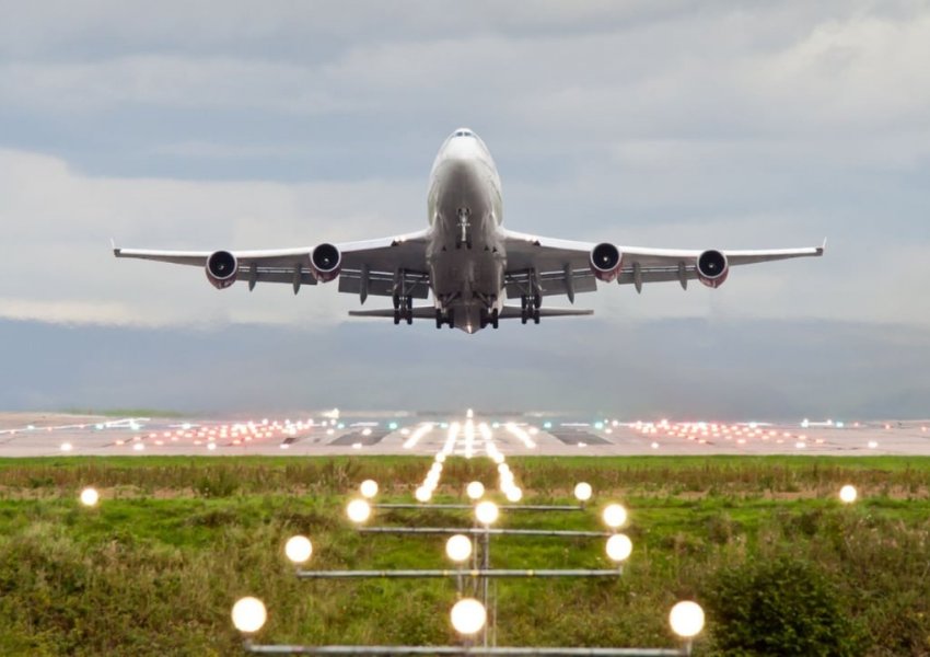 Kaos në aeroportet e Britanisë së Madhe, pezullohen përkohësisht fluturimet për shkak të një defekti në kontrollin e trafikut ajror