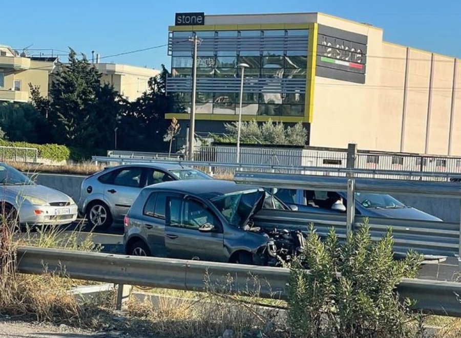 Aksident i frikshëm në aksin Durrës-Tiranë, makina përplaset me trafikndarësen