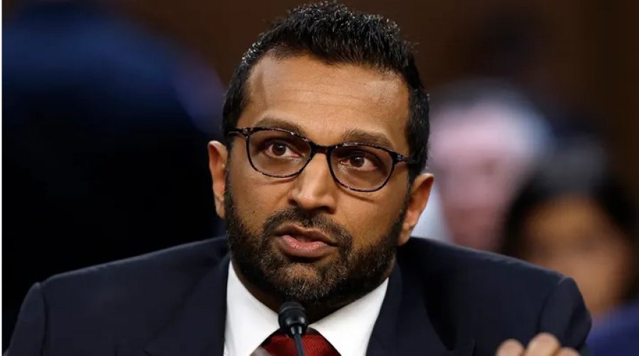 Drejtori i FBI-së gjen mijëra dokumente të ndjeshme të hetimit Trump-Rusi brenda 'qeseve për tu djegur' në një dhomë sekrete në FBI
