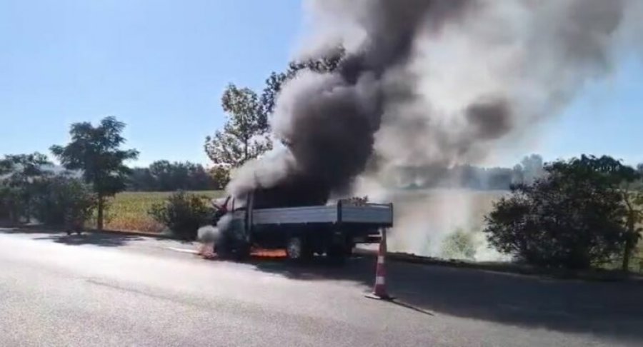 Kamionçina shpërthen në flakë në ecje, shkrumbohet tërësisht mjeti, shpëton drejtuesi