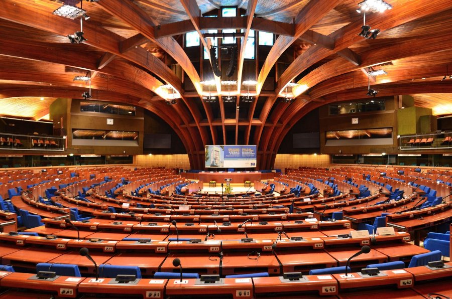 Ish-deputeti gjerman dënohet me burg për skandalin “Caviargate” në Këshillin e Evropës