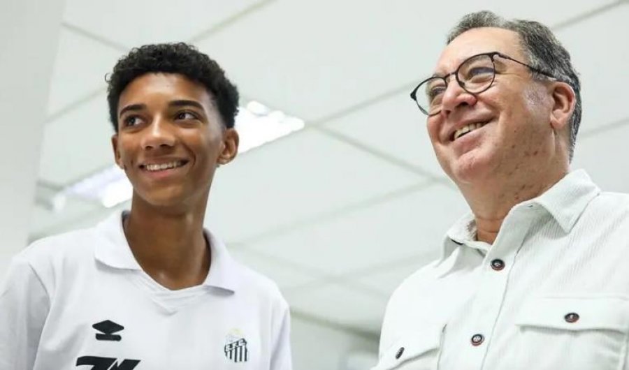 Babai në burg, Robinho Jr firmos kontratën e parë profesionale me Santosin