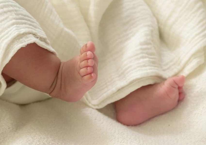 Lind foshnja nga embrioni i ngrirë 30-vite më parë