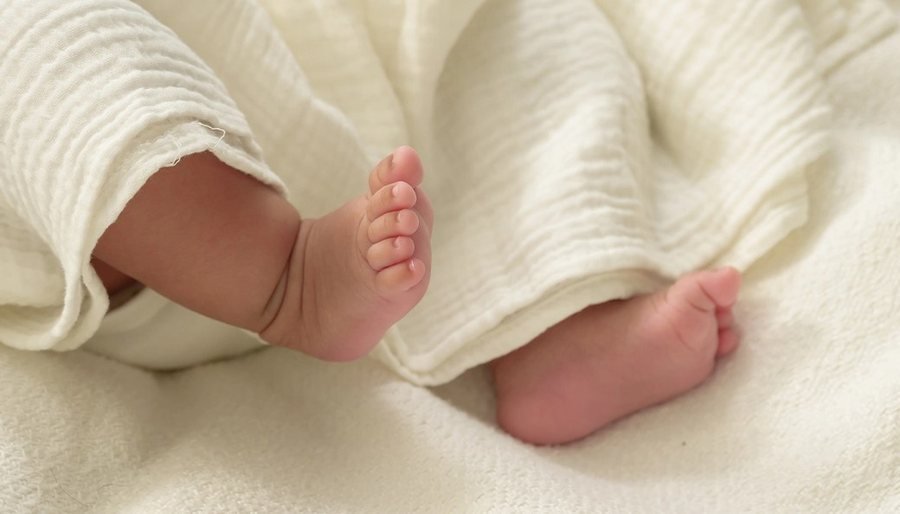 Lind foshnja nga embrioni i ngrirë 30-vite më parë