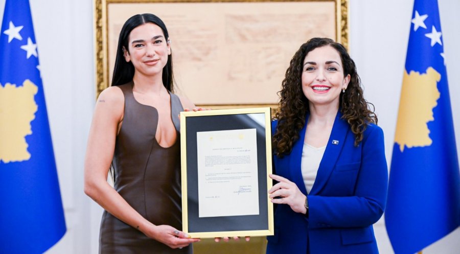 ‘Mirë se erdhe në shtëpi!’/ Vjosa Osmani i jep shtetësinë e Kosovës Dua Lipës me dekret presidencial