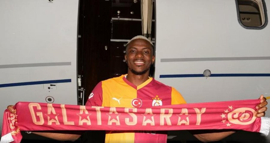 Victor Osimhen mbërrin në Stamboll, mijëra tifozë të Galatasaray-t e presin me entuziazëm