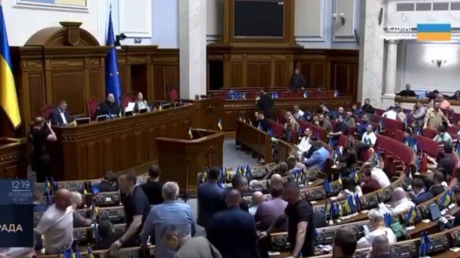 VIDEO/ Sherr në parlamentin ukrainas, dy deputetë përleshen me njëri-tjetrin - Ja shkaku