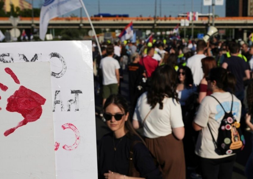 Protesta studentore në mbi 30 qytete të Serbisë: Kërkohet shpallja e zgjedhjeve të parakohshme