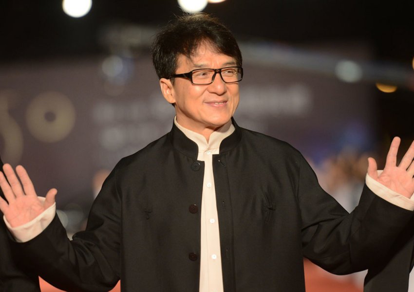 Jackie Chan tregon arsyen pse nëna e tij nuk mundi ta shihte dot karrierën e tij të filmave aksion