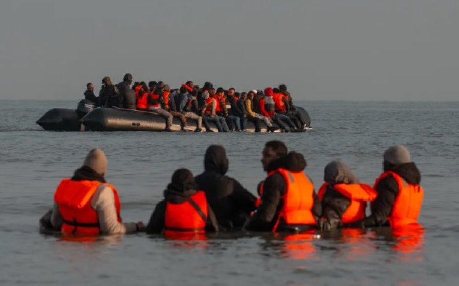 Sapo mori detyrën, Sekretarja e Brendshme britanike njofton planin e zhvendosjes së azilkërkuesve