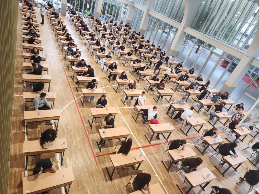 Të martën nisin zyrtarisht 'ethet' për maturantët, 27 mijë nxënës i nënshtrohen provimit të Gjuhës së Huaj