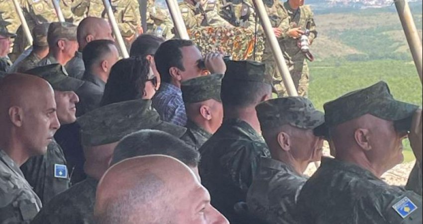 Kurtit përcjell me dylbi stërvitjet e ushtarëve të FSK-së