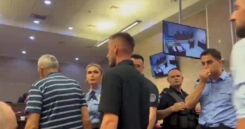 Familjarët e Liridona Ademajt përcjellin gjyqin për vrasjen e vajzës së tyre, momenti kur futen në sallë