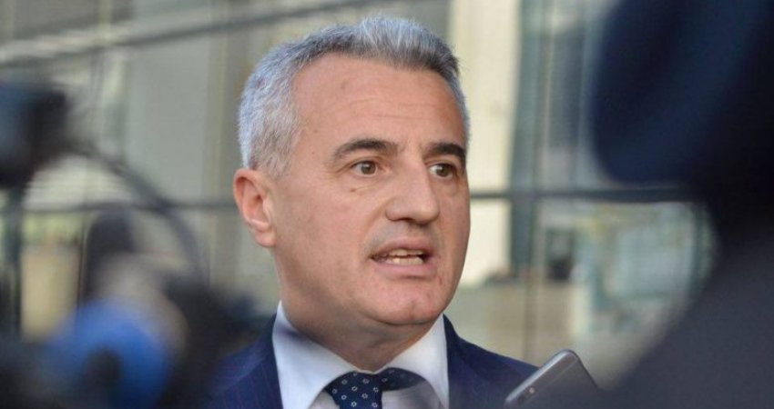 Aksion simbolik para Kuvendit, Koci fton qytetarët t’ia “mbyllin” derën deputetëve