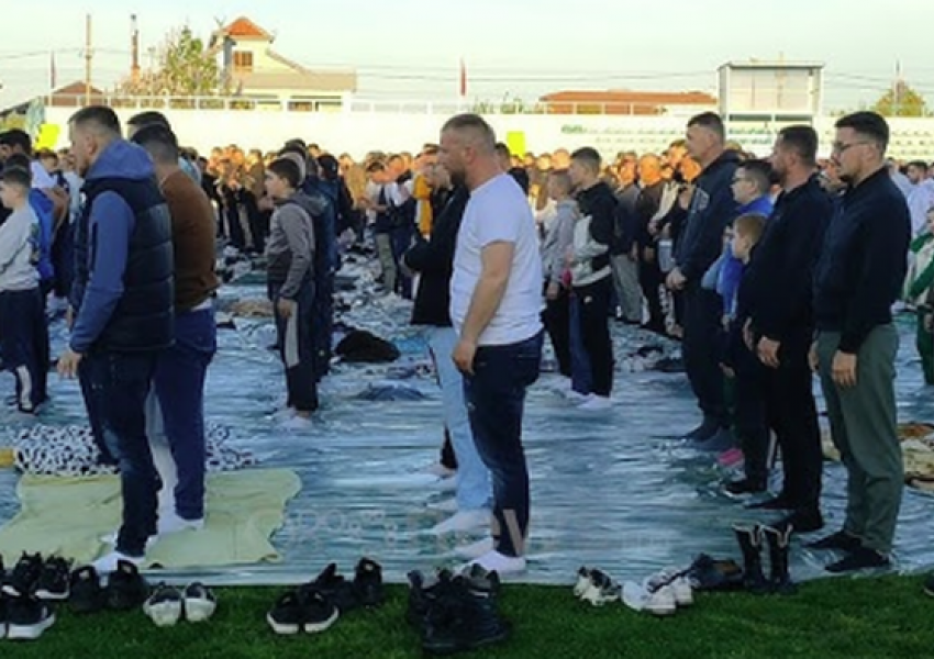 Stadiumi i Fushë Krujës tejmbushet nga besimtarët për faljen e Kurban Bajramit