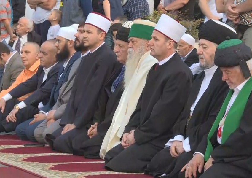 Sot Kurban Bajrami! Besimtarët falen në bulevard, luten për myslimanët në Gaza